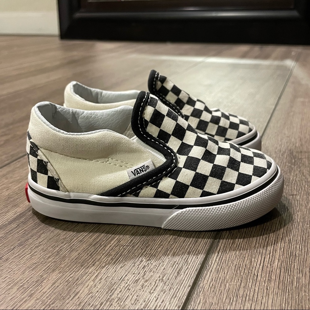 Classic checkered Vans slip-ons toddler sz 6 🛹